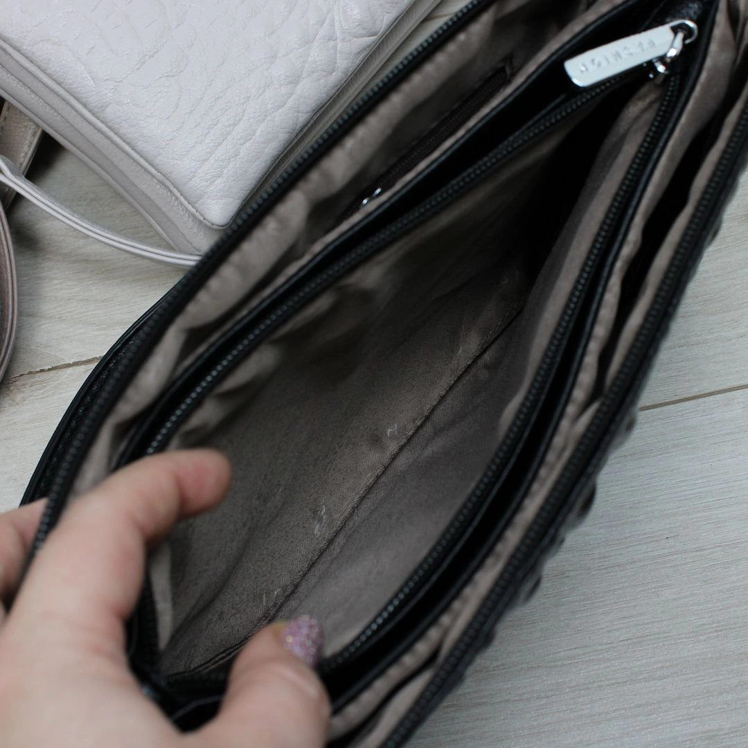 Жіноча сумка крос-боді чорна для роботи – елегантна, містка зі шкірозамінника